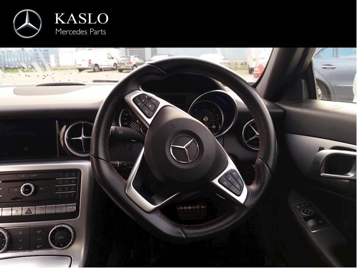 I-Drive knop van een Mercedes-Benz SLC (R172) 2.1 250 d 16V 2016