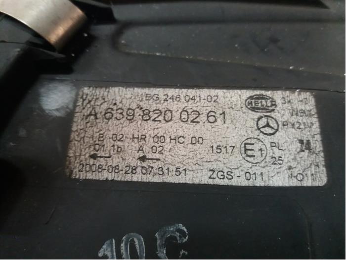 Koplamp rechts van een Mercedes-Benz Vito (639.6) 2.2 109 CDI 16V 2007