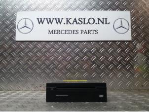 Gebruikte DVD Speler Mercedes SL (R230) 3.7 SL-350 V6 18V Prijs € 100,00 Margeregeling aangeboden door kaslo auto parts