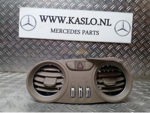 Gebruikte Luchtrooster Dashboard Mercedes SL (R230) 3.7 SL-350 V6 18V Prijs op aanvraag aangeboden door kaslo auto parts