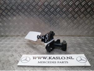 Gebruikte Scharnier deur rechts-voor Mercedes A (W176) 1.5 A-180 CDI, A-180d 16V Prijs € 50,00 Margeregeling aangeboden door kaslo auto parts