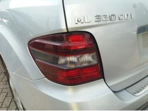 Gebruikte Achterlicht links Mercedes ML II (164/4JG) 3.0 ML-320 CDI 4-Matic V6 24V Prijs € 75,00 Margeregeling aangeboden door kaslo auto parts