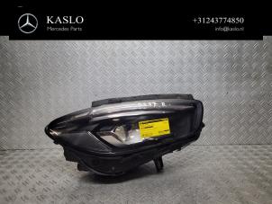 Gebruikte Koplamp rechts Mercedes B (W247) 2.0 B-200d Prijs € 750,00 Margeregeling aangeboden door kaslo auto parts