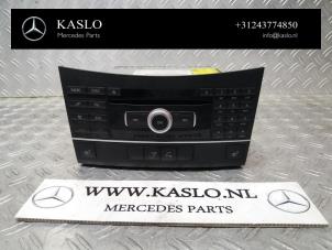 Gebruikte Radiobedienings paneel Mercedes E (W212) Prijs € 150,00 Margeregeling aangeboden door kaslo auto parts