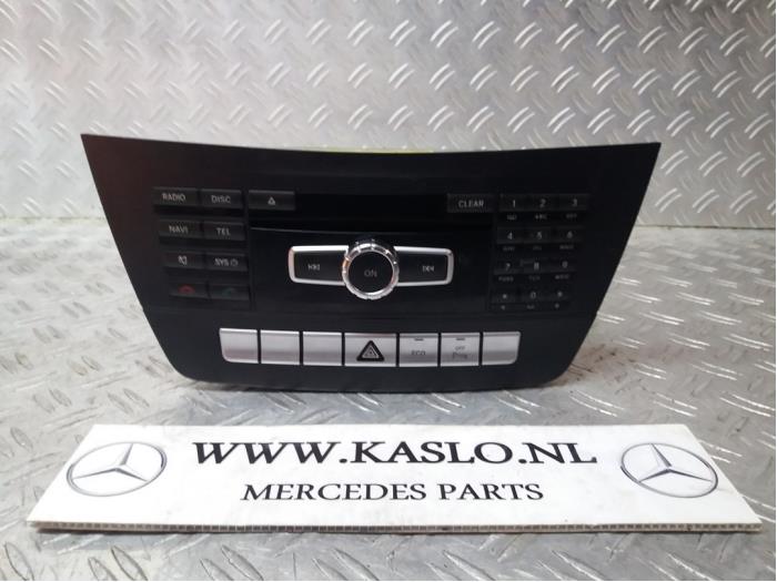 Navigatie bedienings paneel van een Mercedes-Benz C (W204)  2013