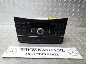 Gebruikte Radiobedienings paneel Mercedes E (W212) E-220 CDI 16V BlueEfficiency Prijs € 100,00 Margeregeling aangeboden door kaslo auto parts