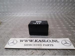 Gebruikte Vacuumpomp Elektrisch Deurvergrendeling Mercedes S (W221) 3.0 S-320 CDI 24V Prijs € 50,00 Margeregeling aangeboden door kaslo auto parts