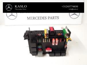 Gebruikte Zekeringkast Mercedes S (W221) 3.0 S-320 CDI 24V Prijs € 75,00 Margeregeling aangeboden door kaslo auto parts