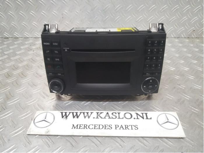 Radio CD Speler van een Mercedes-Benz B (W245,242) 1.5 B-160 16V 2010