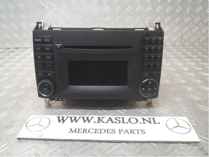 Radio CD Speler van een Mercedes-Benz B (W245,242) 1.5 B-160 16V 2010