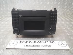 Gebruikte Radio CD Speler Mercedes B (W245,242) 1.5 B-160 16V Prijs € 50,00 Margeregeling aangeboden door kaslo auto parts