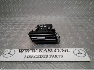 Gebruikte Luchtrooster Dashboard Mercedes E (W212) E-220 CDI 16V BlueEfficiency Prijs op aanvraag aangeboden door kaslo auto parts