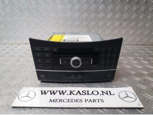 Gebruikte Radiobedienings paneel Mercedes E (W212) E-220 CDI 16V BlueEfficiency Prijs € 100,00 Margeregeling aangeboden door kaslo auto parts