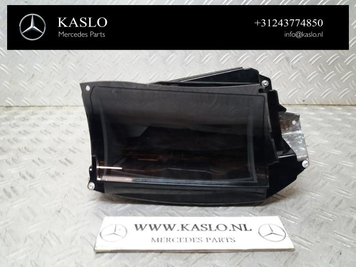 Gebruikte Display Interieur Mercedes S (C217) 4.7 S-500 32V Prijs € 400,00 Margeregeling aangeboden door kaslo auto parts