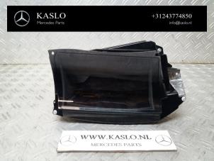 Gebruikte Display Interieur Mercedes S (C217) 4.7 S-500 32V Prijs € 400,00 Margeregeling aangeboden door kaslo auto parts