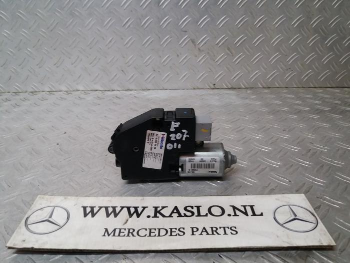 Schuifdak Motor van een Mercedes-Benz E (C207) E-220 CDI 16V BlueEfficiency 2011