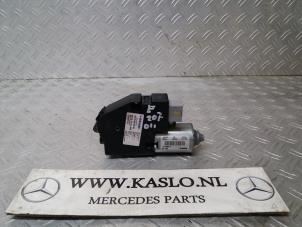 Gebruikte Schuifdak Motor Mercedes E (C207) E-220 CDI 16V BlueEfficiency Prijs € 100,00 Margeregeling aangeboden door kaslo auto parts