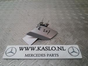 Gebruikte Afdekkap koplampsproeier links Mercedes E (C207) Prijs op aanvraag aangeboden door kaslo auto parts