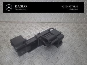 Gebruikte Bekerhouder Mercedes CLS (C219) 320 CDI 24V Prijs € 50,00 Margeregeling aangeboden door kaslo auto parts