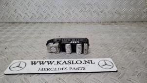 Gebruikte Raam schakelaar elektrisch Mercedes C (W205) C-200 1.6 CDI BlueTEC, C-200 d 16V Prijs € 100,00 Margeregeling aangeboden door kaslo auto parts