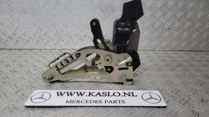 Gebruikte Cabriodak scharnier Mercedes SL (R230) 3.7 SL-350 V6 18V Prijs € 100,00 Margeregeling aangeboden door kaslo auto parts