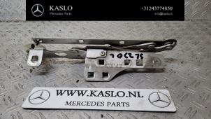 Gebruikte Motorkap Scharnier Mercedes SL (R230) 3.7 SL-350 V6 18V Prijs € 50,00 Margeregeling aangeboden door kaslo auto parts