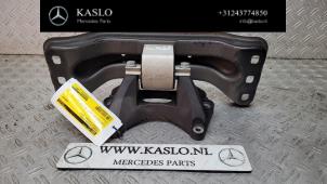 Gebruikte Versnellingsbak Steun Mercedes E (R238) E-220d 2.0 Turbo 16V Prijs € 50,00 Margeregeling aangeboden door kaslo auto parts