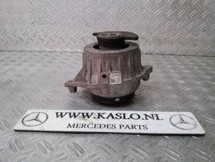 Gebruikte Motorsteun Mercedes C (W205) C-300d 2.0 Turbo 16V Prijs € 25,00 Margeregeling aangeboden door kaslo auto parts