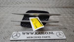 Gebruikte Grille Mercedes SL (R230) Prijs op aanvraag aangeboden door kaslo auto parts