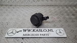 Gebruikte Watercirculatiepomp Mercedes E (W213) E-220d 2.0 Turbo 16V Prijs € 50,00 Margeregeling aangeboden door kaslo auto parts