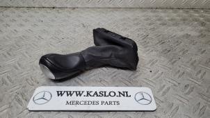 Gebruikte Versnellingspookhoes Mercedes SL (R230) 5.0 SL-500 V8 24V Prijs € 50,00 Margeregeling aangeboden door kaslo auto parts