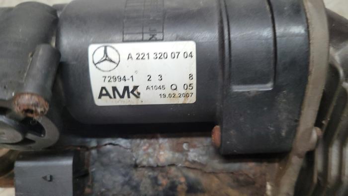 Luchtpomp (Vering) van een Mercedes-Benz S (W221) 3.0 S-320 CDI 24V 2007