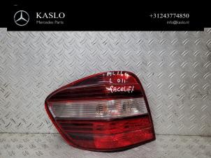 Gebruikte Achterlicht links Mercedes ML II (164/4JG) 3.0 ML-350 CDI BlueTec 4-Matic V6 24V Prijs € 100,00 Margeregeling aangeboden door kaslo auto parts