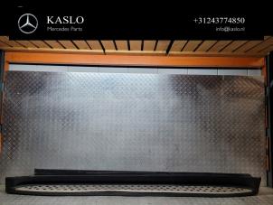 Gebruikte Sidebar Mercedes ML II (164/4JG) 3.0 ML-350 CDI BlueTec 4-Matic V6 24V Prijs € 300,00 Margeregeling aangeboden door kaslo auto parts