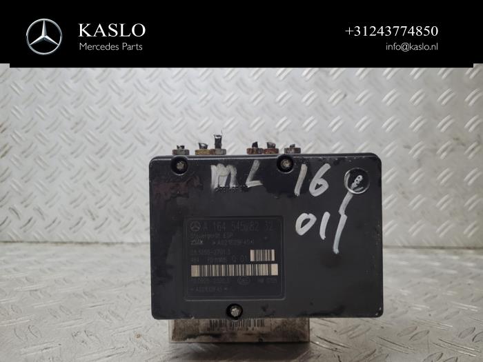 ABS Pomp van een Mercedes-Benz ML II (164/4JG) 3.0 ML-350 CDI BlueTec 4-Matic V6 24V 2011