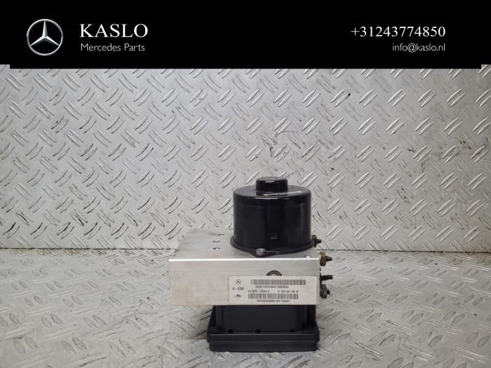 ABS Pomp van een Mercedes-Benz ML II (164/4JG) 3.0 ML-350 CDI BlueTec 4-Matic V6 24V 2011