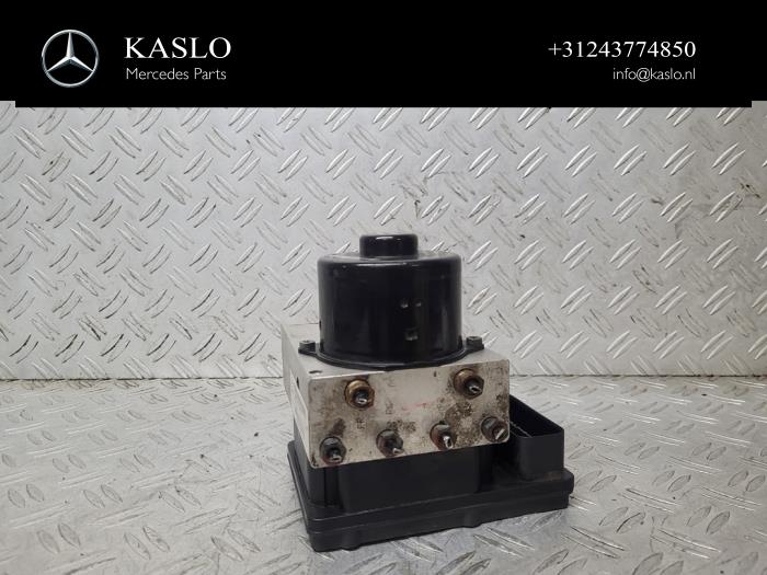 ABS Pomp van een Mercedes-Benz ML II (164/4JG) 3.0 ML-350 CDI BlueTec 4-Matic V6 24V 2011