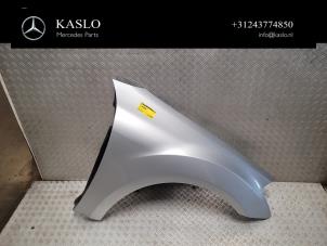 Gebruikte Voorscherm rechts Mercedes ML II (164/4JG) 3.0 ML-320 CDI 4-Matic V6 24V Prijs € 200,00 Margeregeling aangeboden door kaslo auto parts