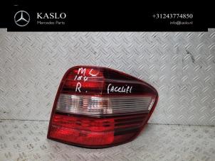 Gebruikte Achterlicht rechts Mercedes ML II (164/4JG) 3.0 ML-350 CDI BlueTec 4-Matic V6 24V Prijs € 100,00 Margeregeling aangeboden door kaslo auto parts