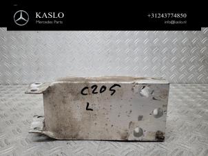 Gebruikte Frontdeel steun Mercedes C (W205) C-200 2.0 CGI 16V Prijs € 50,00 Margeregeling aangeboden door kaslo auto parts