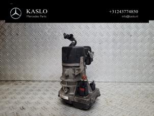 Gebruikte Servopomp Mercedes ML II (164/4JG) 3.0 ML-300 CDI 4-Matic V6 24V Prijs € 200,00 Margeregeling aangeboden door kaslo auto parts
