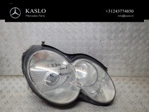 Gebruikte Koplamp rechts Mercedes SL (R230) 5.0 SL-500 V8 24V Prijs € 750,00 Margeregeling aangeboden door kaslo auto parts