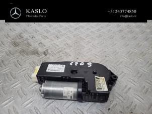 Gebruikte Schuifdak Motor Mercedes C (W205) C-350 e 2.0 16V Prijs € 100,00 Margeregeling aangeboden door kaslo auto parts