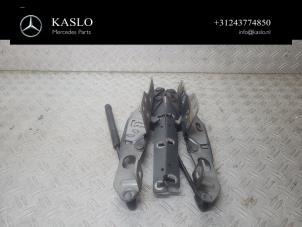 Gebruikte Motorkap Scharnier Mercedes SL (R230) 5.0 SL-500 V8 24V Prijs € 100,00 Margeregeling aangeboden door kaslo auto parts