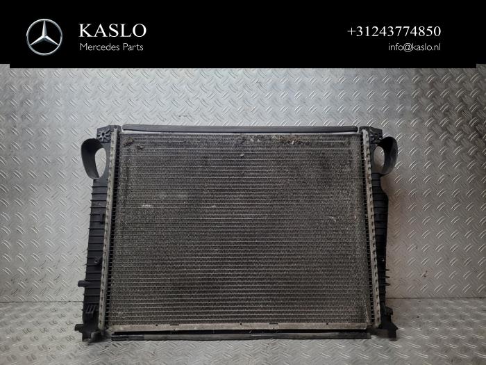 Gebruikte Radiateur Mercedes SL (R230) 5.0 SL-500 V8 24V Prijs € 150,00 Margeregeling aangeboden door kaslo auto parts