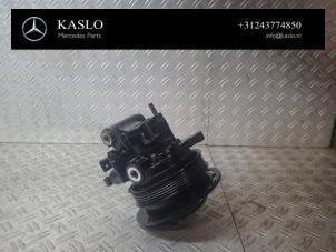Gebruikte Stuurbekrachtiging Pomp Mercedes SL (R230) 5.0 SL-500 V8 24V Prijs € 500,00 Margeregeling aangeboden door kaslo auto parts