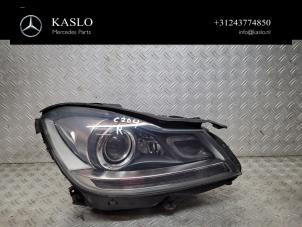Gebruikte Koplamp rechts Mercedes C Estate (S204) 3.0 C-350 CDI V6 24V Prijs € 500,00 Margeregeling aangeboden door kaslo auto parts