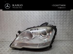 Gebruikte Linker Koplamp Mercedes ML II (164/4JG) 3.0 ML-350 CDI BlueTec 4-Matic V6 24V Prijs € 250,00 Margeregeling aangeboden door kaslo auto parts