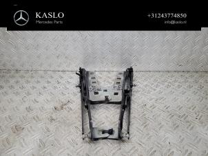 Gebruikte Motorkap Scharnier Mercedes SL (R230) 5.0 SL-500 V8 24V Prijs € 100,00 Margeregeling aangeboden door kaslo auto parts