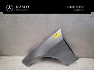 Gebruikte Scherm links-voor Mercedes E (W212) E-300 BlueTec Hybrid V6 24V Prijs € 200,00 Margeregeling aangeboden door kaslo auto parts